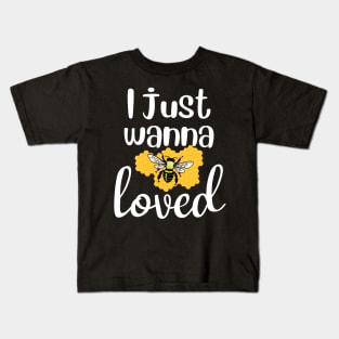 I just wanna be loved Valentine Kids T-Shirt